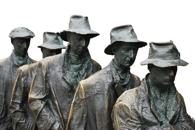 Das Bild zeigt eine Bronze-Skulptur mit fünf von Arbeitslosigkeit gezeichneten, etwas verwahrlosten Männern mit Hut und Mantel, die während der Weltwirtschaftskrise in den neunzehnhundertzwanziger Jahren in einer Warteschlange vor dem Arbeitsamt anstehen. 