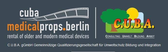 Doppel-Logo: cuba medical props auf der linken Seite (Filmstreifen mit weipem und orangefarbenen Text); auf der rechten Seite das traditionelle Loge der gemeinnützigen C.U.B.A. GmbH mit Laubbaum, Wiese, Sonne und hellblauem Himmel.