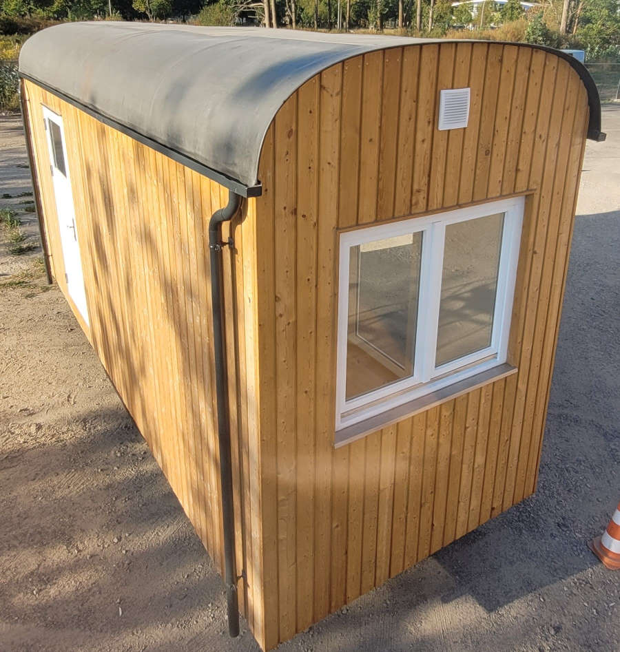 Das Bild zeigt ein vollständiges neues »Tiny House« von schräg oben. Es steht zur Auslieferung auf dem Betriebsgelände der C.U.B.A. gGmbH bereit.